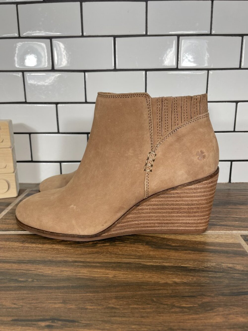 Lucky Brand Zorla Shoes Womens Size 7.5 Tan Nubuck Side Zip Wedge Ankle Booties